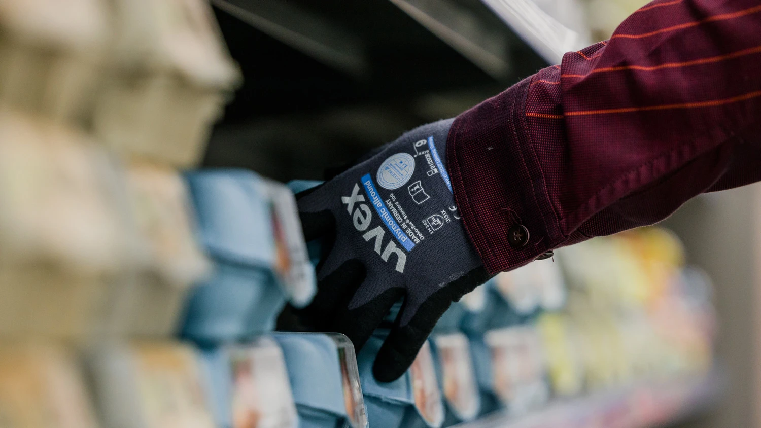 Jeune apprenti remplissant les stocks d'un supermarché.