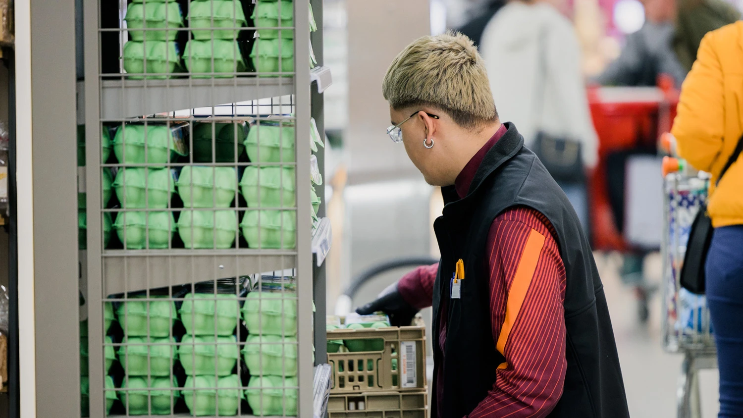 Jeune apprenti remplissant les stocks d'un supermarché.