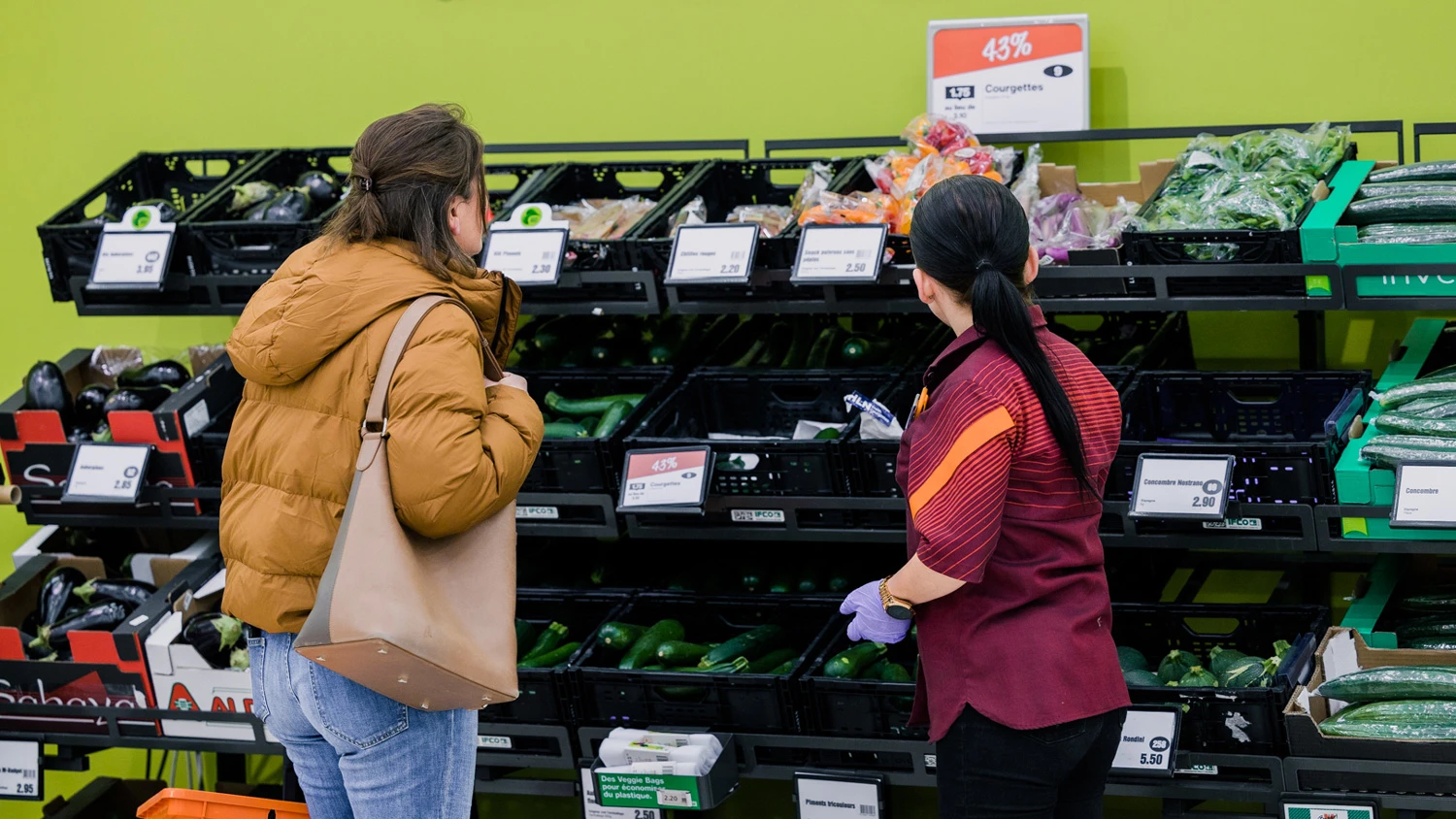 Jeune apprenti donnant des conseils à un client dans un supermarché.