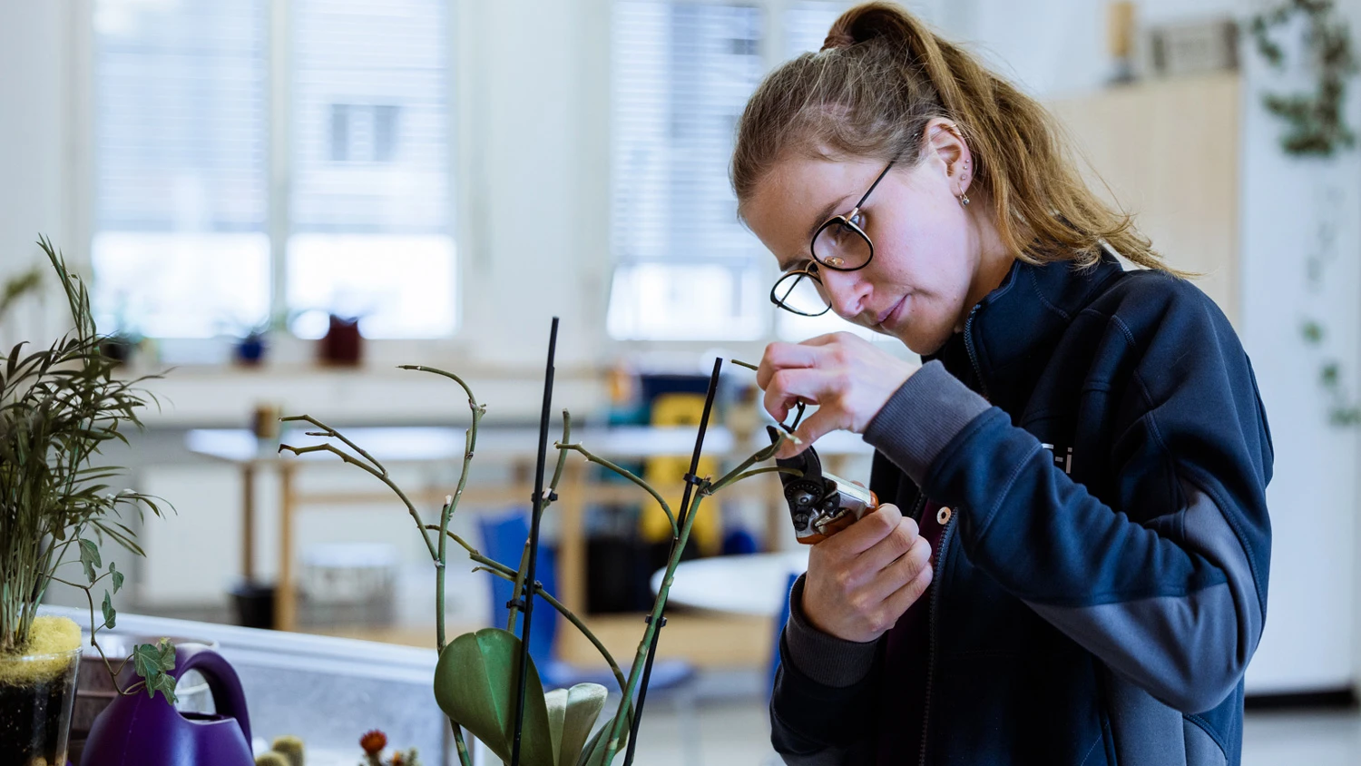 Jeune apprenti prenant soin d'une plante.