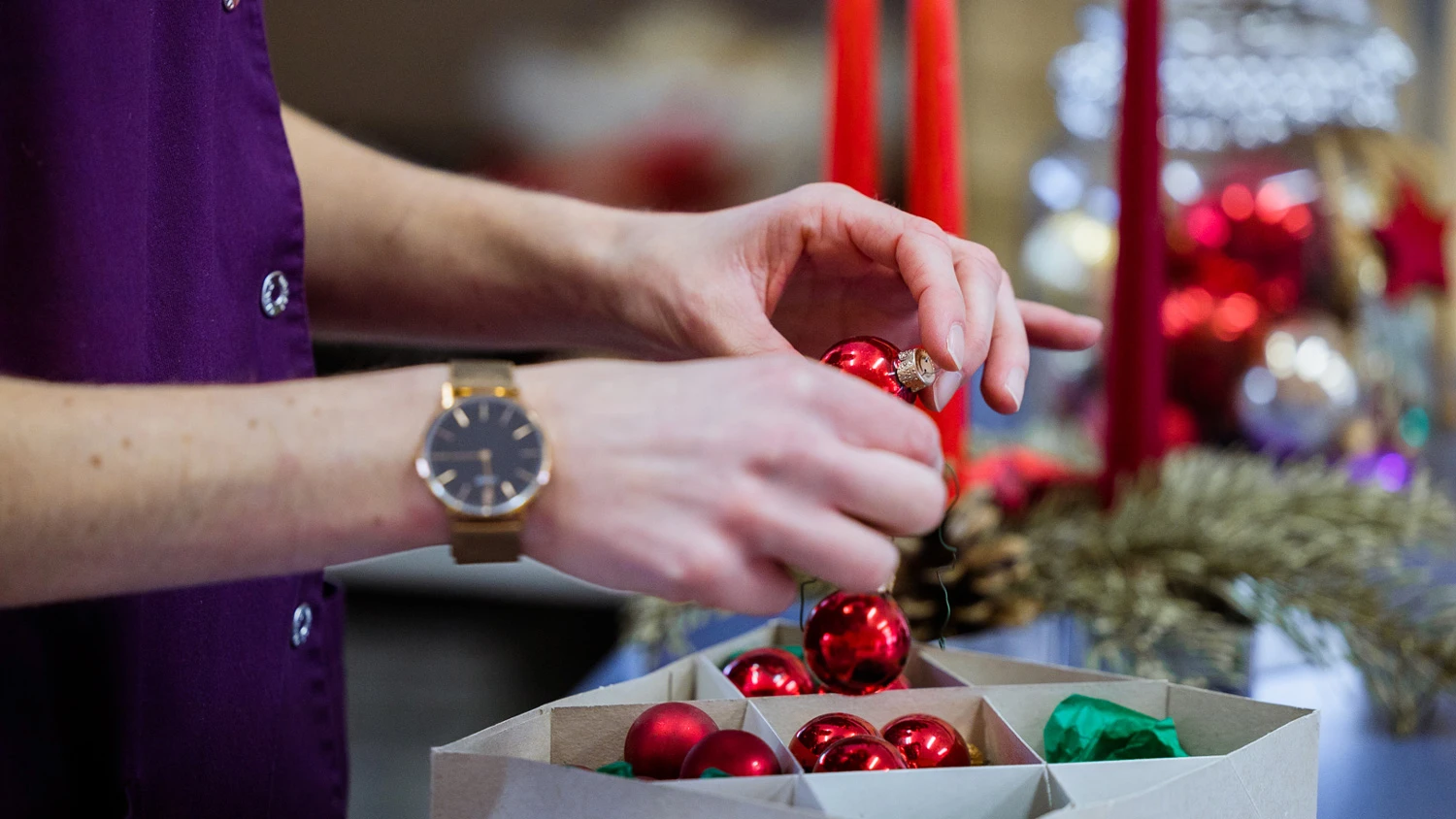 Jeune apprenti préparant des décorations de Noël.