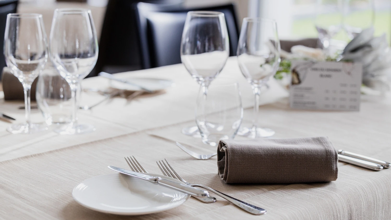 Table de restaurant bien dressée.