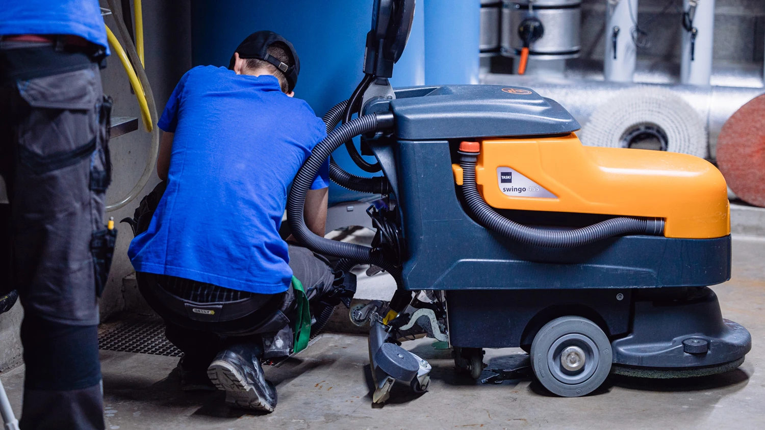 Jeune apprenti vidant une machine de nettoyage.