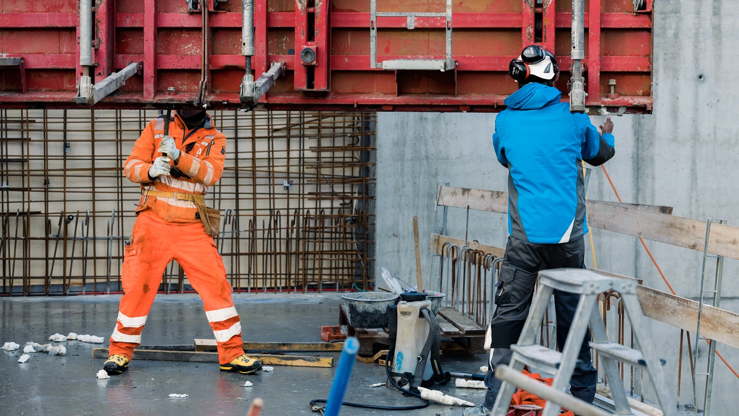 Jeune apprenti travaillant sur un chantier.