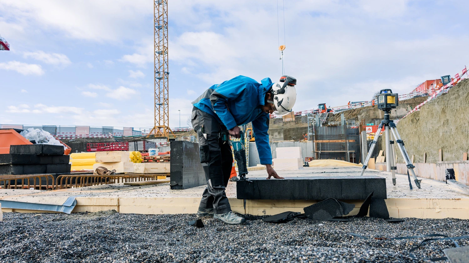 Jeune apprenti travaillant sur un chantier.