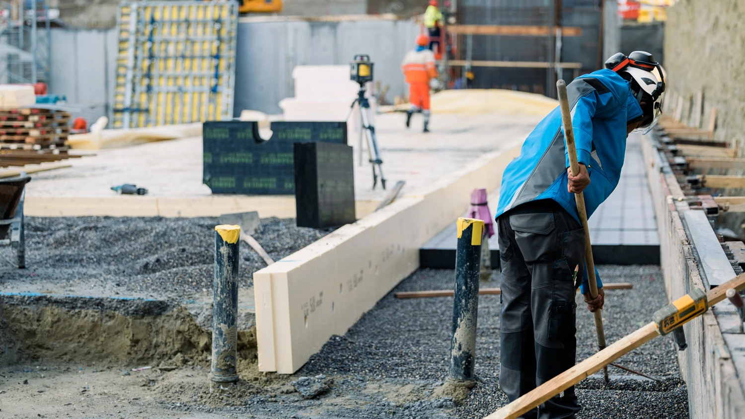 Jeune apprenti travaillant sur un chantier.