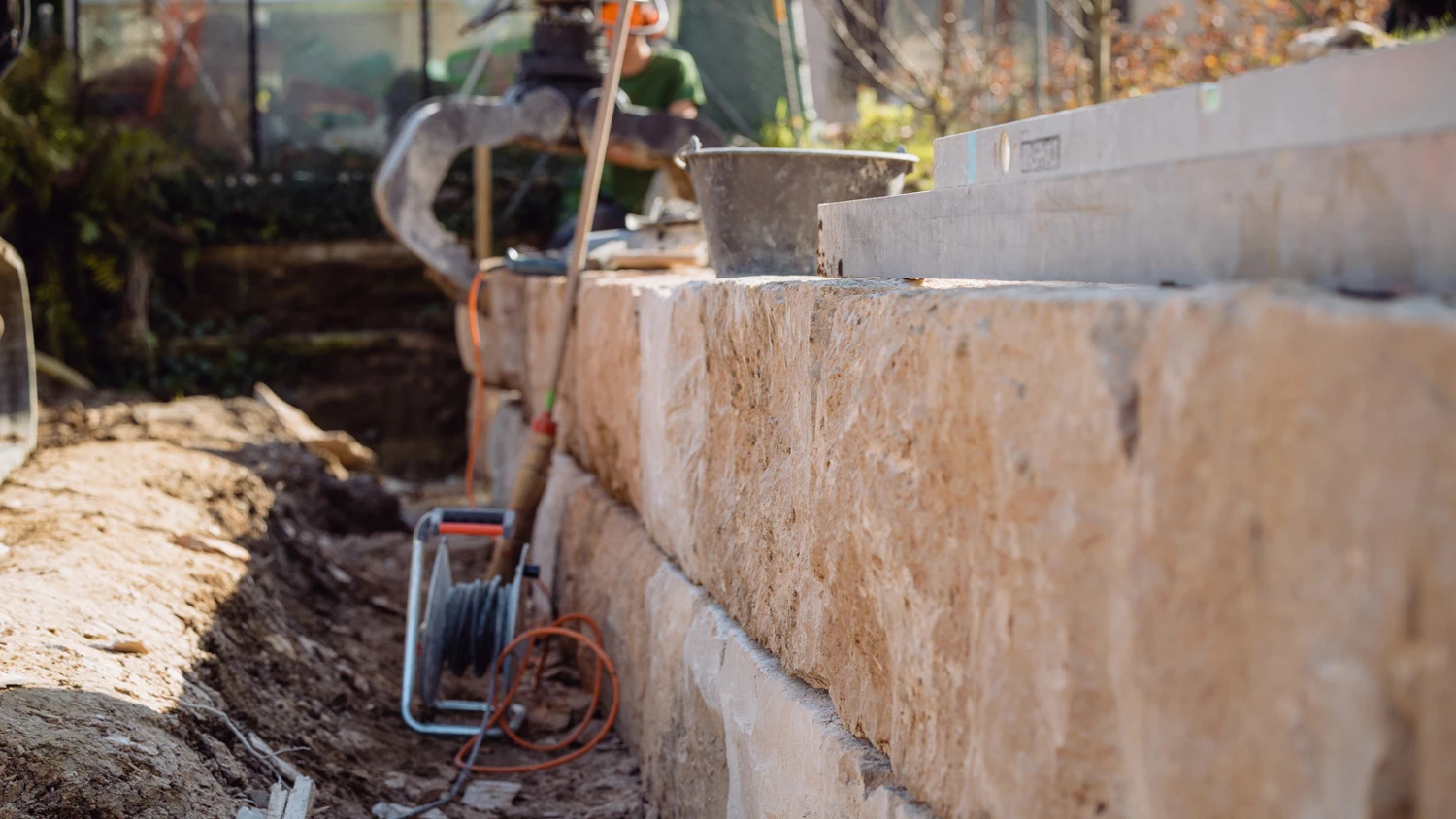 Mur extérieur en pierre en construction.