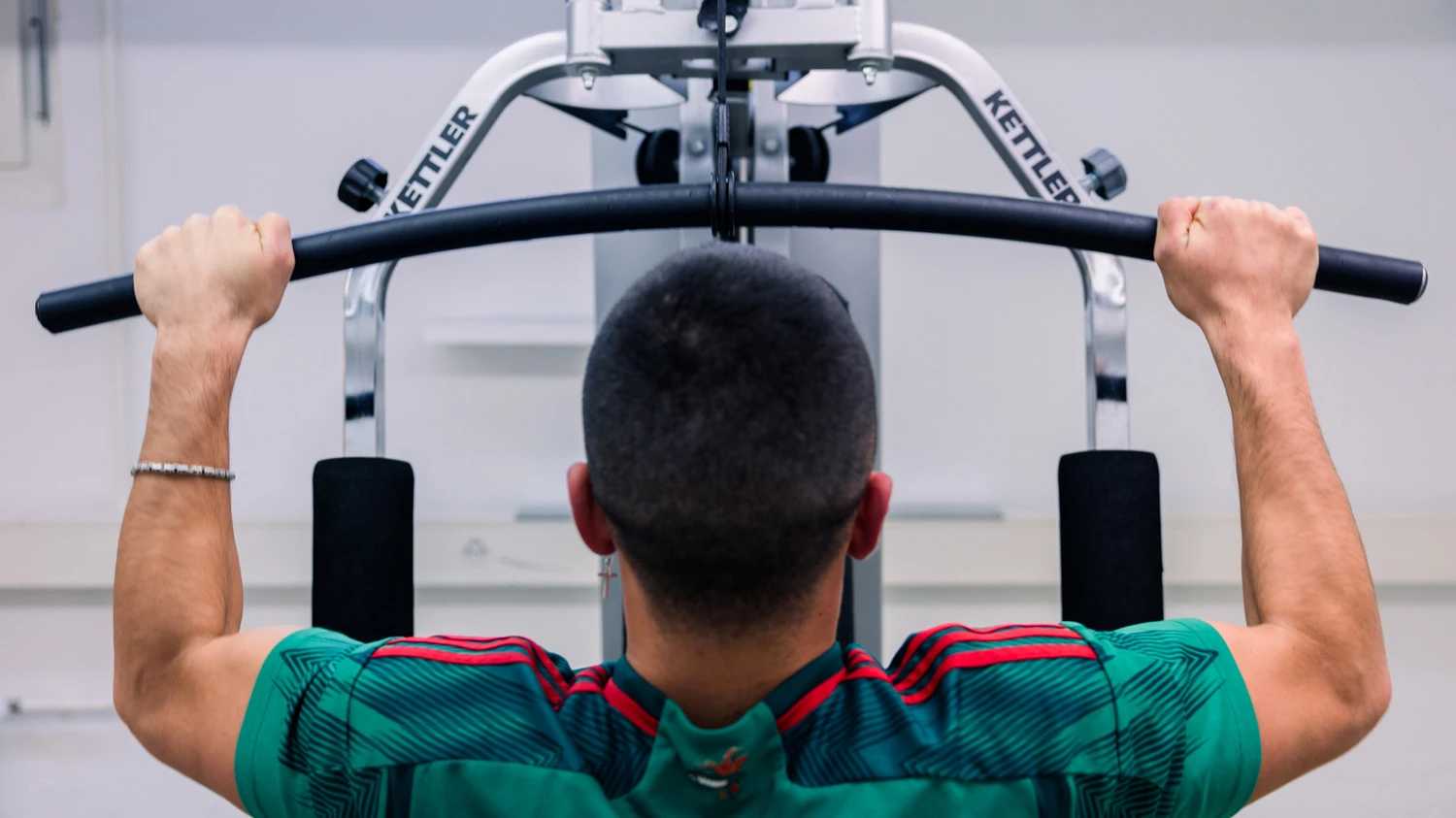 Jeune apprenti faisant de l'exercice dans une salle de sport.