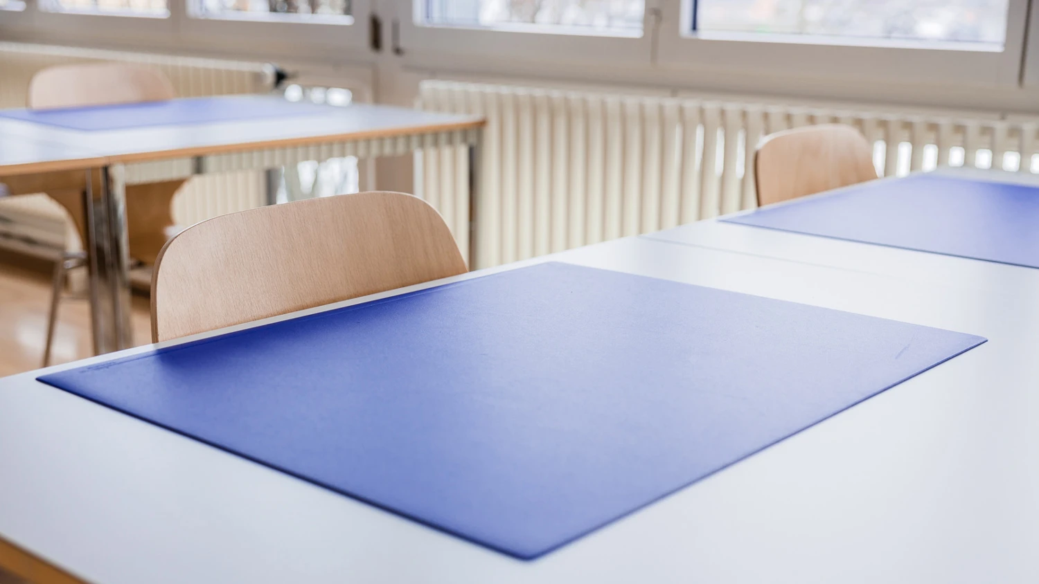 Place de travail d'un étudiant dans une salle de classe.