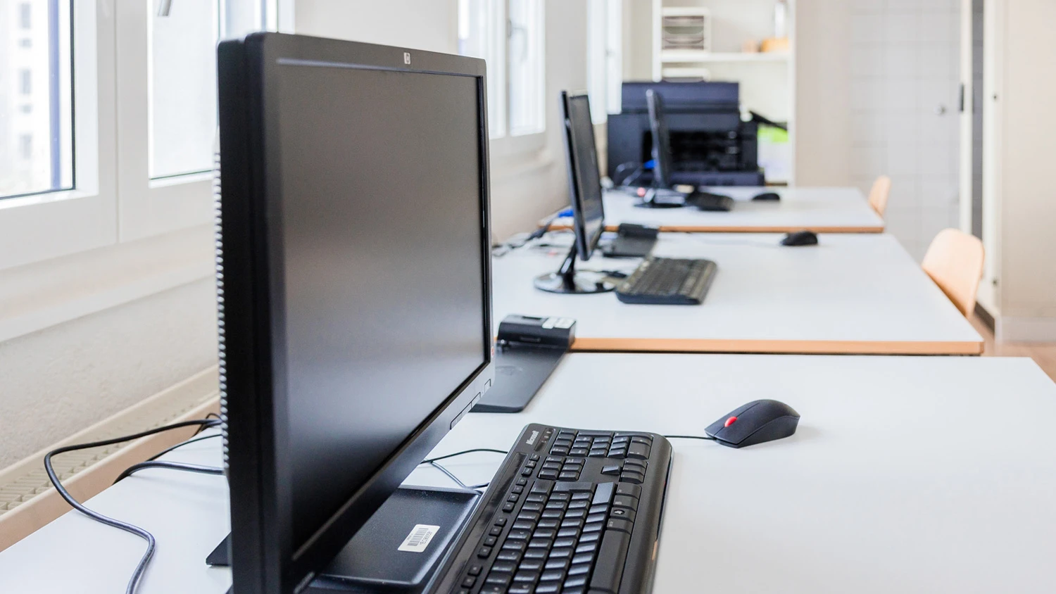 Plusieurs ordinateurs dans une salle de classe.