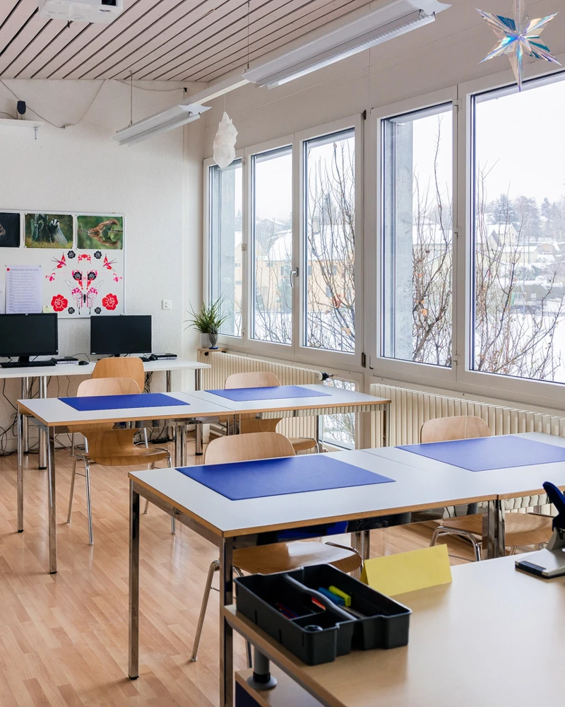 Salle de classe avec de grandes fenêtres.