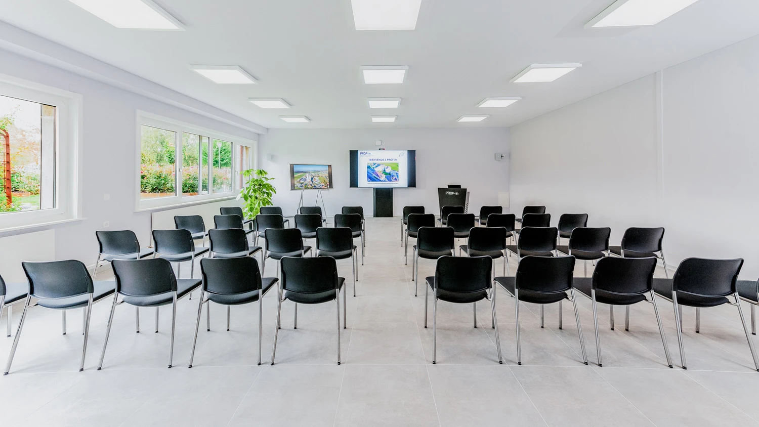 Großer, heller Konferenzraum.