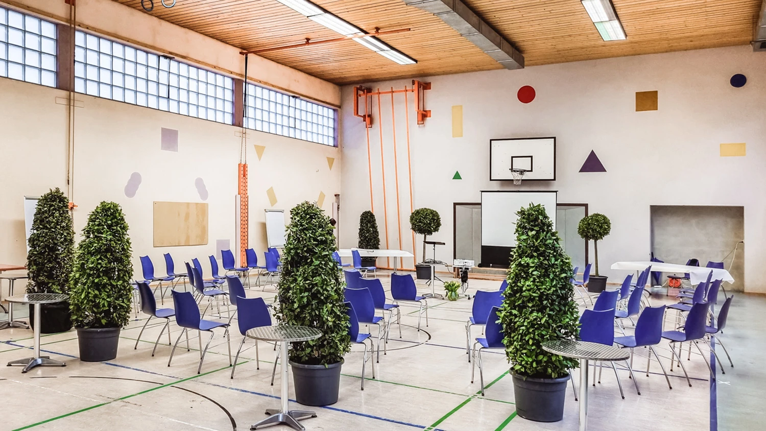 Salle de gymnastique transformée en salle de conférence.